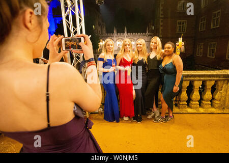 Bild vom Juni 18/19 Th zeigt Schüler, die an der St Johns' Ball in Cambridge. Bilder bieten einen seltenen Blick hinter die Kulissen der aufwendigen St Johns" Ball, jetzt der Höhepunkt der sozialen Kalender an der Universität Cambridge und von Pixie Lott Headliner in diesem Jahr. Studenten trotzten dem Regen in schwarzer Krawatte und elegante Ballkleider für die Veranstaltung, "Siebter besten Party der Welt" wurde vom Time Magazine zu Schritt. Jedes Jahr gibt es eine Jagt, Tickets für das spektakuläre Ende des Jahres Party, die Kosten £ 365 für ein Paar. Das Thema der Veranstaltung ist immer ein streng gehütetes Geheimnis, bis die Stockfoto