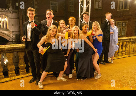 Bild vom Juni 18/19 Th zeigt Schüler, die an der St Johns' Ball in Cambridge. Bilder bieten einen seltenen Blick hinter die Kulissen der aufwendigen St Johns" Ball, jetzt der Höhepunkt der sozialen Kalender an der Universität Cambridge und von Pixie Lott Headliner in diesem Jahr. Studenten trotzten dem Regen in schwarzer Krawatte und elegante Ballkleider für die Veranstaltung, "Siebter besten Party der Welt" wurde vom Time Magazine zu Schritt. Jedes Jahr gibt es eine Jagt, Tickets für das spektakuläre Ende des Jahres Party, die Kosten £ 365 für ein Paar. Das Thema der Veranstaltung ist immer ein streng gehütetes Geheimnis, bis die Stockfoto