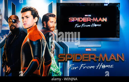 Bangkok, Thailand - 26.Juni 2019: Marvel's 'Spider-Man: Weit weg von zu Hause" Hintergrund Poster mit Sony TV Film Trailer im Theater. Kino Werbung Stockfoto