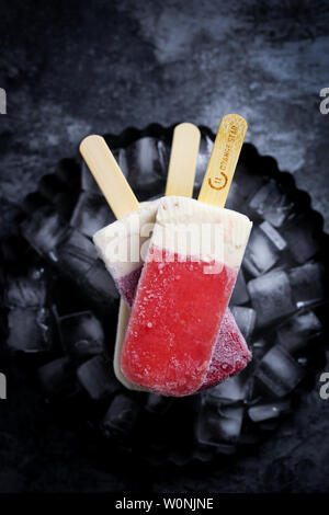 Cherry Milch popsicle Stockfoto