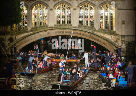 Bild vom Juni 18/19 Th zeigt Stocherkähne unter der Seufzerbrücke während der St Johns' Ball in Cambridge. Bilder bieten einen seltenen Blick hinter die Kulissen der aufwendigen St Johns" Ball, jetzt der Höhepunkt der sozialen Kalender an der Universität Cambridge und von Pixie Lott Headliner in diesem Jahr. Studenten trotzten dem Regen in schwarzer Krawatte und elegante Ballkleider für die Veranstaltung, "Siebter besten Party der Welt" wurde vom Time Magazine zu Schritt. Jedes Jahr gibt es eine Jagt, Tickets für das spektakuläre Ende des Jahres Party, die Kosten £ 365 für ein Paar. Das Thema der Veranstaltung ist immer ein Stockfoto