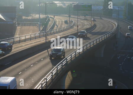 Verkehr entlang der John Smeaton Viadukt in Leeds, das Teil der Inner Ring Road. Stockfoto