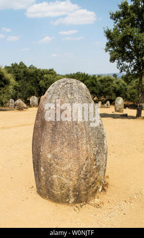 Megalithen in ariden Gebiet - di Almendres Cromlech - Evora, Portugal Stockfoto