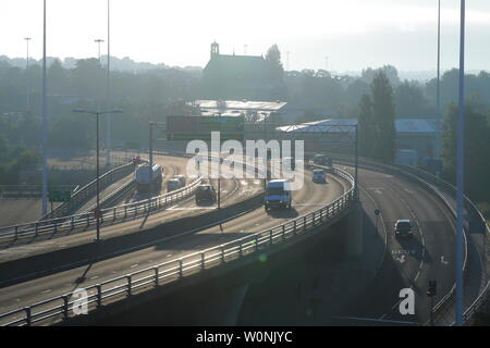 Verkehr entlang der John Smeaton Viadukt in Leeds, das Teil der Inner Ring Road. Stockfoto