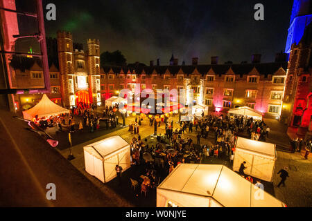 Bild vom Juni 18/19 Th zeigt der Zweite Hof in St. Johns College, Cambridge, verwandelt in das Thema der Vogel mit 9 Händen (China) während der Mai Ball. Bilder bieten einen seltenen Blick hinter die Kulissen der aufwendigen St Johns" Ball, jetzt der Höhepunkt der sozialen Kalender an der Universität Cambridge und von Pixie Lott Headliner in diesem Jahr. Studenten trotzten dem Regen in schwarzer Krawatte und elegante Ballkleider für die Veranstaltung, "Siebter besten Party der Welt" wurde vom Time Magazine zu Schritt. Jedes Jahr gibt es eine Jagt, Tickets für das spektakuläre Ende des Jahres Party, die Kosten £ 365 Stockfoto