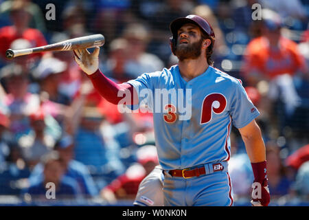 Philadelphia, Pennsylvania, USA. 27 Juni, 2019. Philadelphia Phillies rechter Feldspieler Bryce Harper (3) reagiert während der MLB Spiel zwischen den New York Mets und Philadelphia Phillies am Citizens Bank Park in Philadelphia, Pennsylvania. Christopher Szagola/CSM/Alamy leben Nachrichten Stockfoto