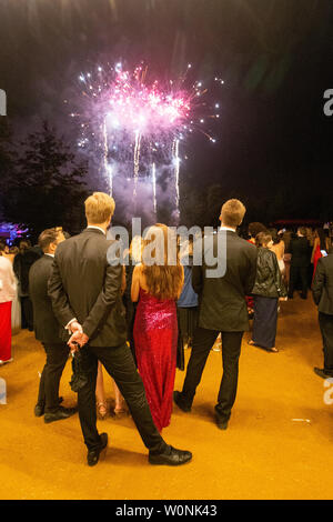 Bild vom Juni 18/19 Th zeigt Studenten wir das Feuerwerk an der St Johns' Ball in Cambridge. Bilder bieten einen seltenen Blick hinter die Kulissen der aufwendigen St Johns" Ball, jetzt der Höhepunkt der sozialen Kalender an der Universität Cambridge und von Pixie Lott Headliner in diesem Jahr. Studenten trotzten dem Regen in schwarzer Krawatte und elegante Ballkleider für die Veranstaltung, "Siebter besten Party der Welt" wurde vom Time Magazine zu Schritt. Jedes Jahr gibt es eine Jagt, Tickets für das spektakuläre Ende des Jahres Party, die Kosten £ 365 für ein Paar. Das Thema der Veranstaltung ist immer eine eng g Stockfoto