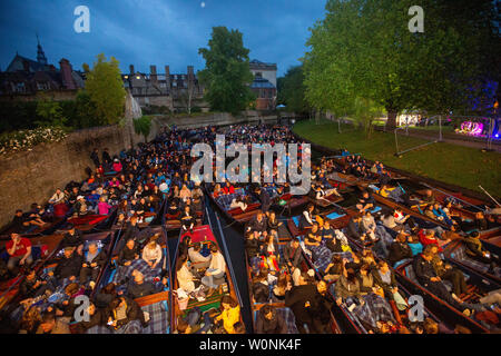 Bild vom Juni 18/19 Th zeigt Stocherkähne auf dem Fluss Cam wartet das Feuerwerk im St Johns' Ball in Cambridge zu sehen. Bilder bieten einen seltenen Blick hinter die Kulissen der aufwendigen St Johns" Ball, jetzt der Höhepunkt der sozialen Kalender an der Universität Cambridge und von Pixie Lott Headliner in diesem Jahr. Studenten trotzten dem Regen in schwarzer Krawatte und elegante Ballkleider für die Veranstaltung, "Siebter besten Party der Welt" wurde vom Time Magazine zu Schritt. Jedes Jahr gibt es eine Jagt, Tickets für das spektakuläre Ende des Jahres Party, die Kosten £ 365 für ein Paar. Das Thema der Veranstaltung Stockfoto