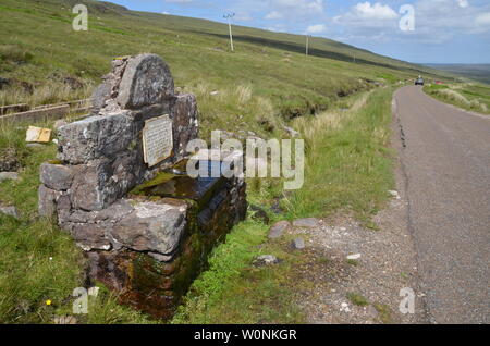 Ein gut von der Seite der A838 Straße in die schottischen Highlands, Teil der Nordküste 500 touristische Route. Stockfoto