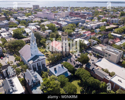 Luftbild der Innenstadt von Charleston, South Carolina mit St Johns Lutherischen und Unitarischen Kirchen im Vordergrund. Stockfoto