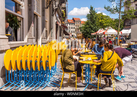 Café Kultur in Saint-Gilles Marktplatz, Brüssel, Belgien. Stockfoto