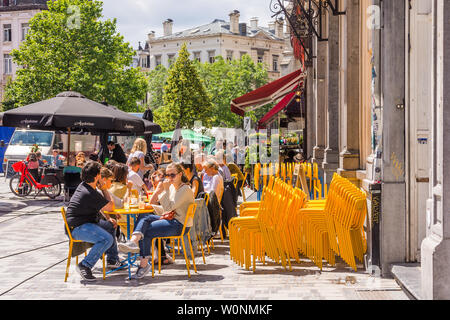 Café Kultur in Saint-Gilles Marktplatz, Brüssel, Belgien. Stockfoto