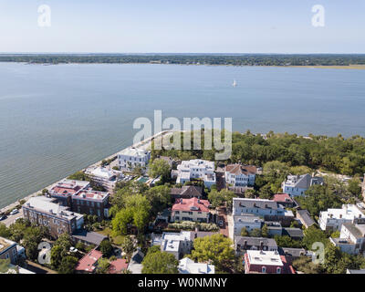 Luftaufnahme der historischen Viertel von Charleston, South Carolina einschließlich White Point Gardens und der Waterfront. Stockfoto