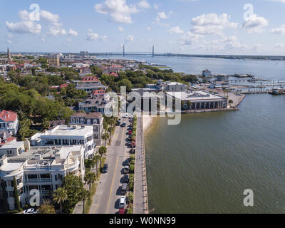 Luftbild des historischen Charleston in South Carolina an der East Bay Street. Stockfoto