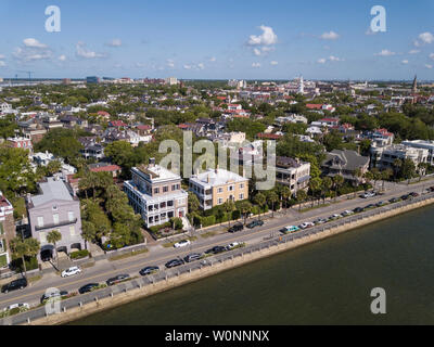 Luftaufnahme von historischen Häusern an der East Bay Street in der Innenstadt von Charleston, South Carolina. Stockfoto