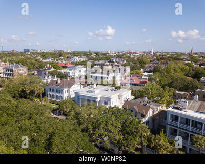 Luftaufnahme von Häusern entlang der Batterie und White Point Gardens in Charleston, South Carolina. Stockfoto