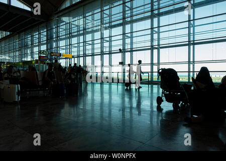 Silhouette der Passagiere beim Abflug Terminal in der Internationale Flughafen Alicante Stockfoto