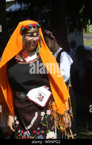 Wraza, Bulgarien - 23. Juni 2019: Menschen in traditionellen authentischen Trachten, Neuerstellung der traditionellen bulgarischen nördlichen Hochzeit auf Nationalen fol Stockfoto