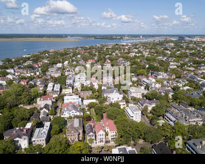 Luftbild des historischen Viertel der Innenstadt von Charleston, South Carolina nach Westen. Stockfoto