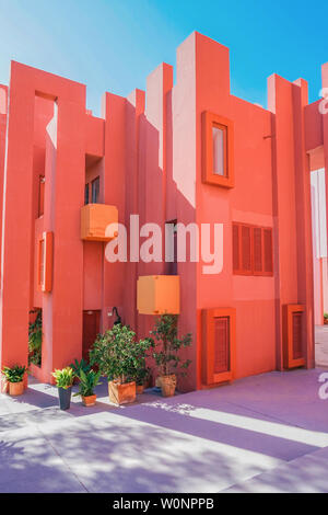 La Muralla Roja Gebäude, Rote Wand Gebäude in Calpe, Spanien. Stockfoto