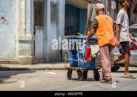 Havanna, Kuba - Mai 16, 2019: der Mensch tun, Arbeit in den Straßen der Altstadt von Havanna an einem heißen sonnigen Tag. Stockfoto