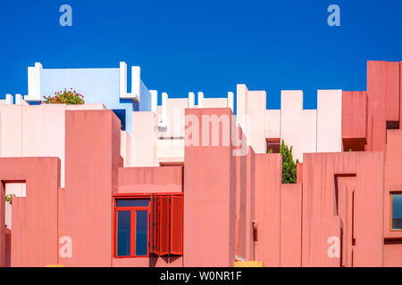 La Muralla Roja Gebäude, Rote Wand Gebäude in Calpe, Spanien. Stockfoto