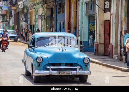 Havanna, Kuba - Mai 16, 2019: Klassische alte Taxi Auto auf der Straße in einem lebhaften und sonnigen Tag. Stockfoto