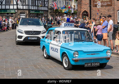 Clssic Hillman Imp Polizei Auto in der Lymm historischen Transport Umzug durch die Straßen des Dorfes Stockfoto