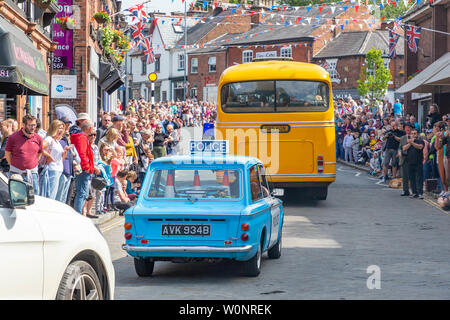 Clssic Hillman Imp Polizei Auto in der Lymm historischen Transport Umzug durch die Straßen des Dorfes Stockfoto