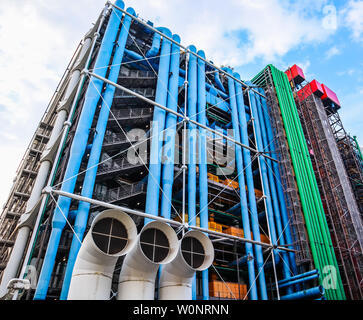 Paris/Frankreich - April 06, 2019: bunte Fassade im Zentrum von Georges Pompidou Stockfoto