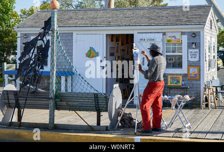 Provincetown, MA - 11. Juni 2019: Künstler arbeiten Vor dem Cape Schule der Kunst Open Studio, die in einer der Kunst rückt MacMillan befindet. Stockfoto