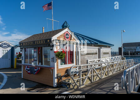 Provincetown, MA - 11. Juni 2019: Boston Fast Ferry Ticket Office Building und Eingang auf MacMillan Pier. Stockfoto