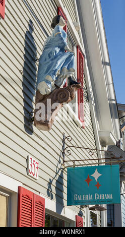 Provincetown, MA - 11. Juni 2019: Die Galeria Cubana bietet zeitgenössische Kunst aus Kuba sowohl von international renommierten Künstler derzeit li Stockfoto