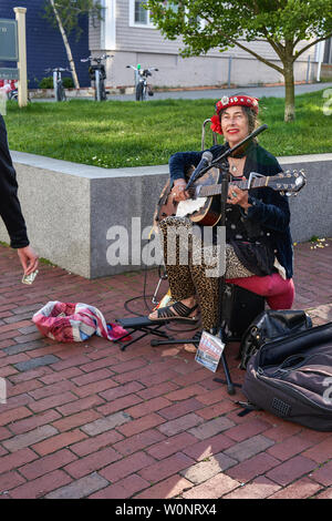 Provincetown, MA - 11. Juni 2019: Marcia Mello, eine Gitarre spielen Gaukler auf der Commercial Street, ist ein Eingeborener von Provincetown und verbringt die Sommer dort und Stockfoto