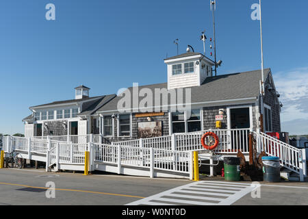 Provincetown, MA - 11. Juni 2019: hafenmeister Gebäude auf MacMillan Pier. Stockfoto