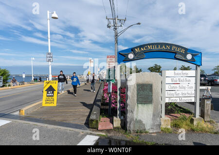 Provincetown, MA - 11. Juni 2019: MacMillan Pier ist ein Zentrum der Aktivität mit Transport, Führungen, Künstlerateliers und ein Museum. Stockfoto