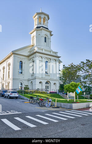 Provincetown, MA - 11. Juni 2019: Provincetown Public Library ist in dem Gebäude, das einst das Zentrum Methodistisch-Bischöfliche Kirche entfernt und ist in Stockfoto