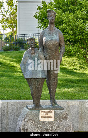 Provincetown, MA - 11. Juni 2019: "Touristen" Skulptur von Chaim Brutto ist eine 6 Meter hohe Bronzeskulptur in der Stadt - besessene Provincetown Art Collection Stockfoto