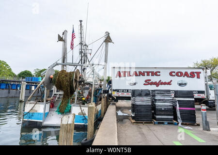 Hyannis, MA - 10. Juni 2019: Atlantic Coast Seafood Lkw von professionellen Fischern im Hafen verladen werden. Stockfoto