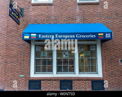 Hyannis, MA - 10. Juni 2019: Das Essen Port internationalen Markt in der Innenstadt verkauft Osteuropäische Lebensmittel. Stockfoto