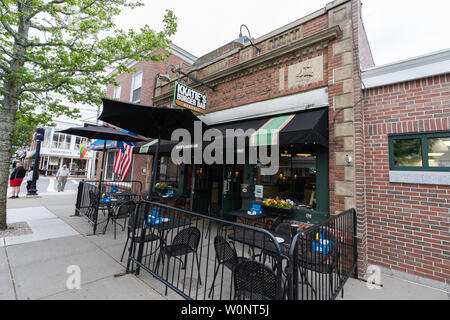 Hyannis, MA - 10. Juni 2019: KKatie's Burger Bar bietet Sitzgelegenheiten im Freien und am besten Burger auf der südlichen Küste von South Shore Living Magazine gewählt. K Stockfoto