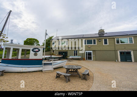 Hyannis, MA - 10. Juni 2019: Der Cape Cod Maritime Museum Hintereingang, zeigt deren Dach in Solarzellen abgedeckt ist Stockfoto