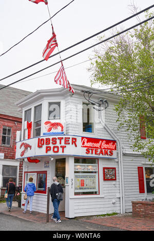 Provincetown, MA - 11. Juni 2019: Das Lobster Pot Restaurant feiert sein 40 Jahr frische Meeresfrüchte an der Waterfront Esszimmer serviert. Stockfoto