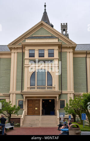 Provincetown, MA - 11. Juni 2019: Das Rathaus ist der P Stadt städtisches Zentrum und bietet auch Führungen durch die historischen Gebäude mit der lokalen Künstler artwor Stockfoto
