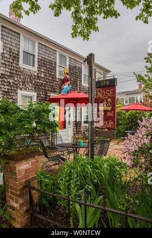 Provincetown, MA - Juni 11, 2019: Rose und Crown Guest House in den 1780er Jahren war im georgianischen Stil erbaut und verfügt über ein Schiff Aushängeschild' Jan Stockfoto