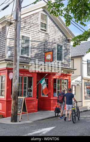 Provincetown, MA - 11. Juni 2019: Das Quietschen Schwein Restaurant ist für ihr Bier Auswahl und Pub Essen bekannt. Stockfoto