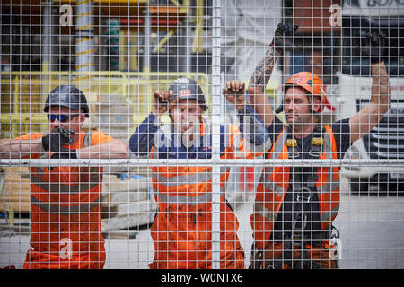 Manchester City Centre, Arbeiter Pause von der Arbeit innerhalb einer Baustelle, Schuß durch das metallgitter Tore Stockfoto