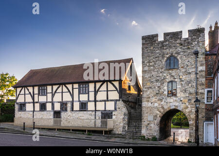 Blick auf die Straße von Westgate Street mit Westgate Hall, die Teil des Southampton mittelalterliche Stadtmauer im Zentrum der Stadt, in der England, Großbritannien Stockfoto