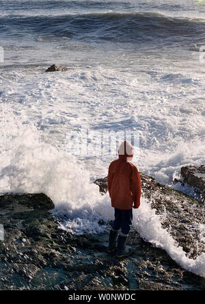 AJAXNETPHOTO. PORTLAND, England. - Gefährliche Ufer - das Meer stürzt an Land auf den Felsen an der Portland, Dorset. Foto: Jonathan Eastland/AJAX REF: 4889 20 4 Stockfoto