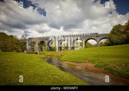 Der Fluss Dekan an Stanneylands in Wilmslow Cheshire mit er Wilmslow zu Styal Bahnstrecke überquert das Tal von Viadukt Stockfoto